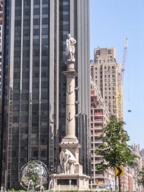 Modern ve eski tarihi binalarla New York sokak manzarası