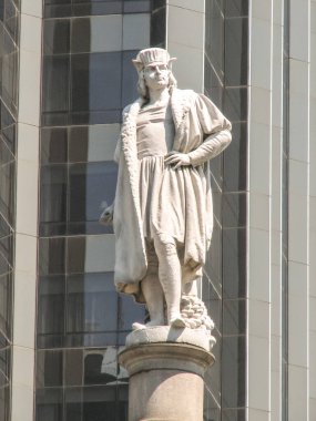 Modern ve eski tarihi binalarla New York sokak manzarası