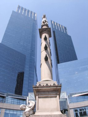 Modern ve eski tarihi binalarla New York sokak manzarası