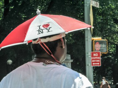 Modern ve eski tarihi binalarla New York sokak manzarası