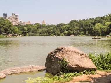 Modern ve eski tarihi binalarla New York sokak manzarası