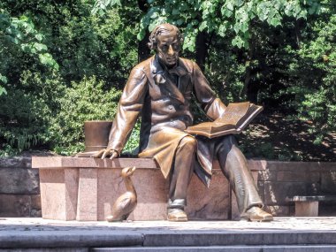 Modern ve eski tarihi binalarla New York sokak manzarası