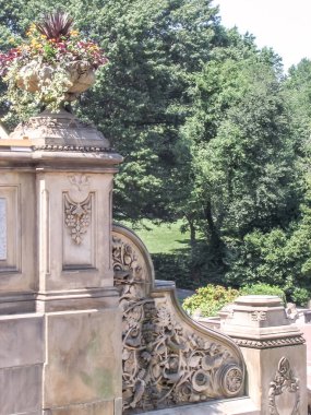 Modern ve eski tarihi binalarla New York sokak manzarası