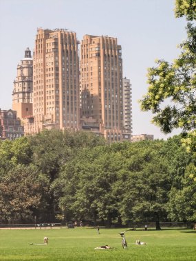 Modern ve eski tarihi binalarla New York sokak manzarası