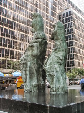 Modern ve eski tarihi binalarla New York sokak manzarası