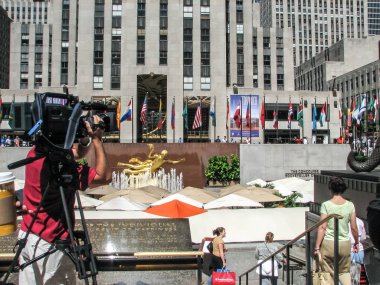 Modern ve eski tarihi binalarla New York sokak manzarası