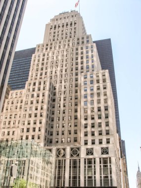 Modern ve eski tarihi binalarla New York sokak manzarası