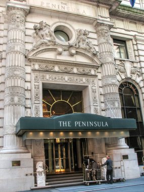 Modern ve eski tarihi binalarla New York sokak manzarası