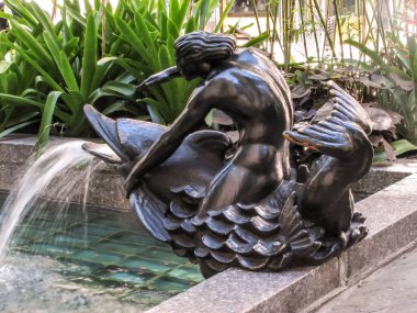 Modern ve eski tarihi binalarla New York sokak manzarası