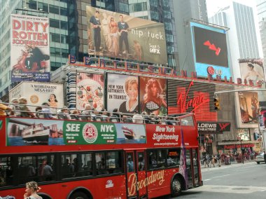 Modern ve eski tarihi binalarla New York sokak manzarası