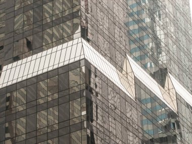 Modern ve eski tarihi binalarla New York sokak manzarası