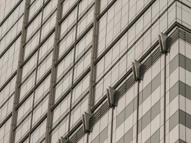 Modern ve eski tarihi binalarla New York sokak manzarası