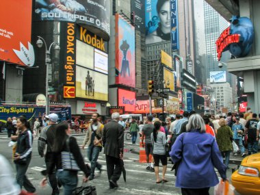 Modern ve eski tarihi binalarla New York sokak manzarası