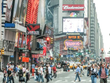 Modern ve eski tarihi binalarla New York sokak manzarası