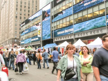 Modern ve eski tarihi binalarla New York sokak manzarası