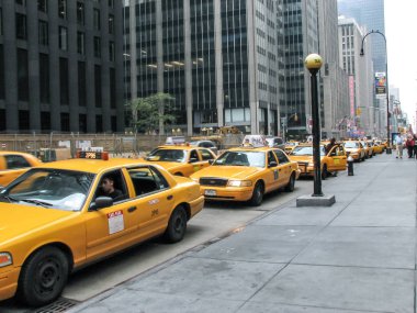 Modern ve eski tarihi binalarla New York sokak manzarası