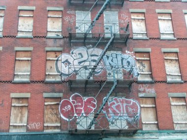 Modern ve eski tarihi binalarla New York sokak manzarası