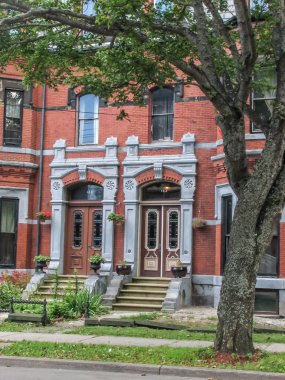 Modern ve eski tarihi binalarla New York sokak manzarası