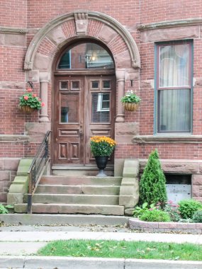 Modern ve eski tarihi binalarla New York sokak manzarası