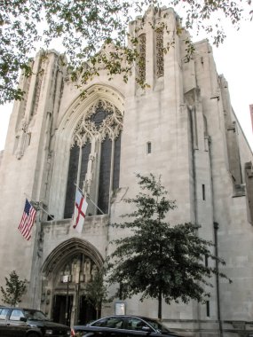 Modern ve eski tarihi binalarla New York sokak manzarası