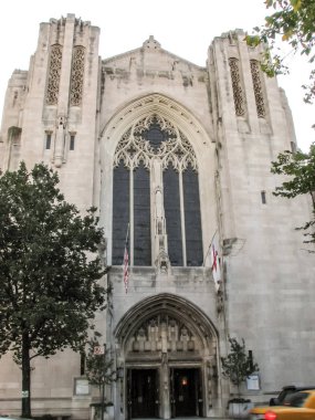 Modern ve eski tarihi binalarla New York sokak manzarası