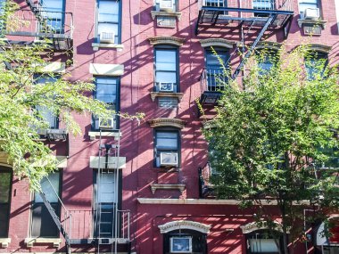 Modern ve eski tarihi binalarla New York sokak manzarası