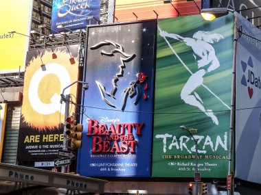 Modern ve eski tarihi binalarla New York sokak manzarası