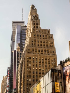 Modern ve eski tarihi binalarla New York sokak manzarası