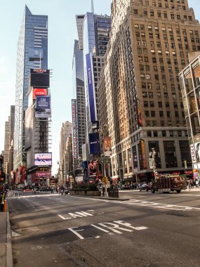 Modern ve eski tarihi binalarla New York sokak manzarası