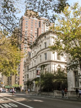 Modern ve eski tarihi binalarla New York sokak manzarası