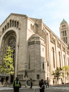 Modern ve eski tarihi binalarla New York sokak manzarası