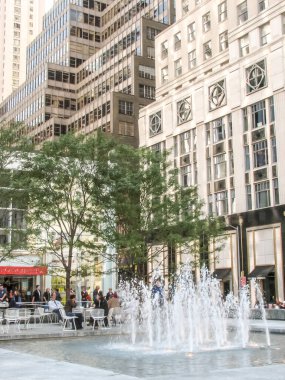 Modern ve eski tarihi binalarla New York sokak manzarası