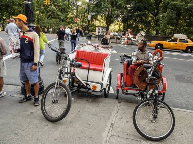Modern ve eski tarihi binalarla New York sokak manzarası