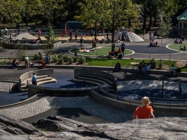 Modern ve eski tarihi binalarla New York sokak manzarası