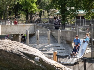 Modern ve eski tarihi binalarla New York sokak manzarası