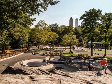 Modern ve eski tarihi binalarla New York sokak manzarası