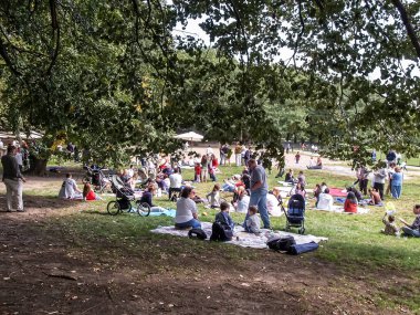 Modern ve eski tarihi binalarla New York sokak manzarası