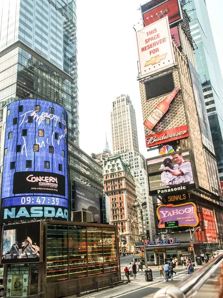 Vista de la calle de Nueva York con edificios históricos modernos y antiguos — Foto de Stock