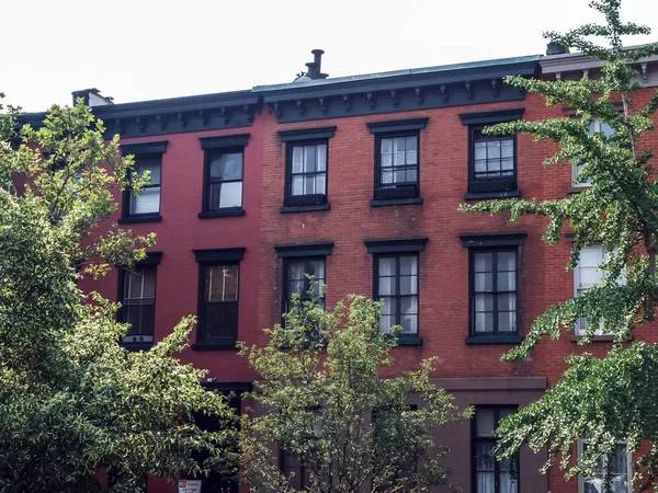 Вид на улицы Нью-Йорка с современными и старыми историческими зданиями — стоковое фото