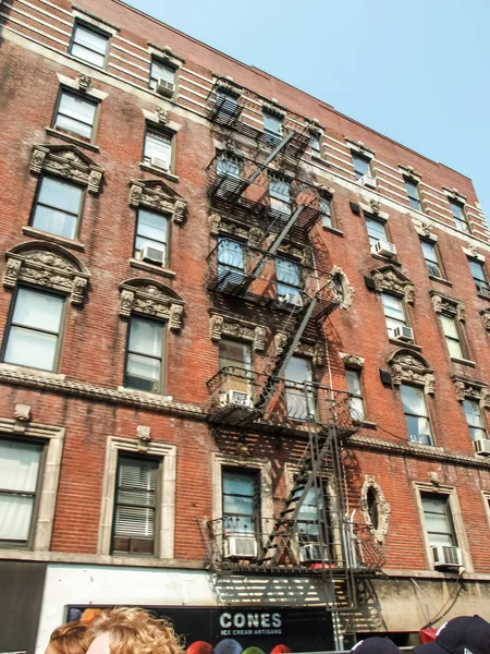 Nova York vista de rua com edifícios históricos modernos e antigos — Fotografia de Stock