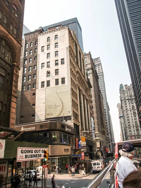 Nova York vista de rua com edifícios históricos modernos e antigos — Fotografia de Stock