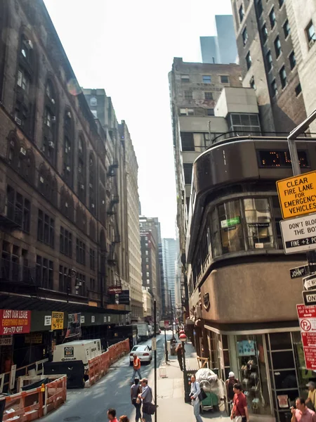 Nova York vista de rua com edifícios históricos modernos e antigos — Fotografia de Stock