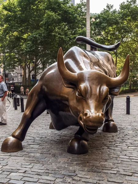 Modern ve eski tarihi binalarla New York sokak manzarası