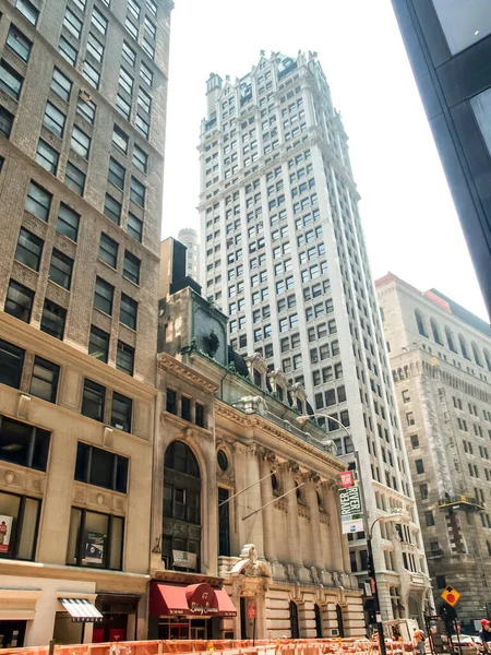 New York Street View met moderne en oude historische gebouwen — Stockfoto