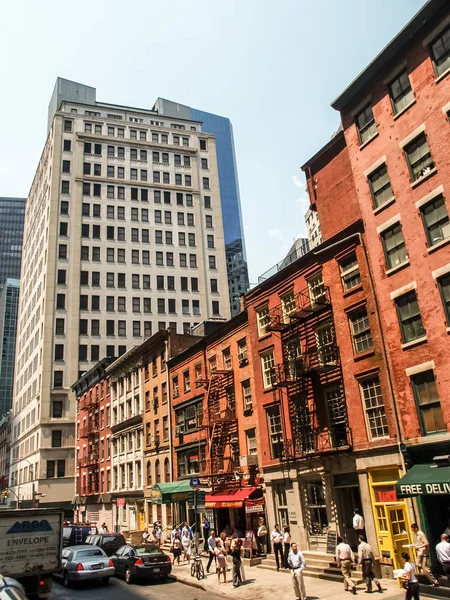 纽约街道景观，既有现代历史建筑，也有古老历史建筑 — 图库照片