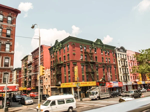 Nova York vista de rua com edifícios históricos modernos e antigos — Fotografia de Stock