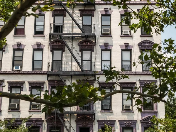 Nova York vista de rua com edifícios históricos modernos e antigos — Fotografia de Stock