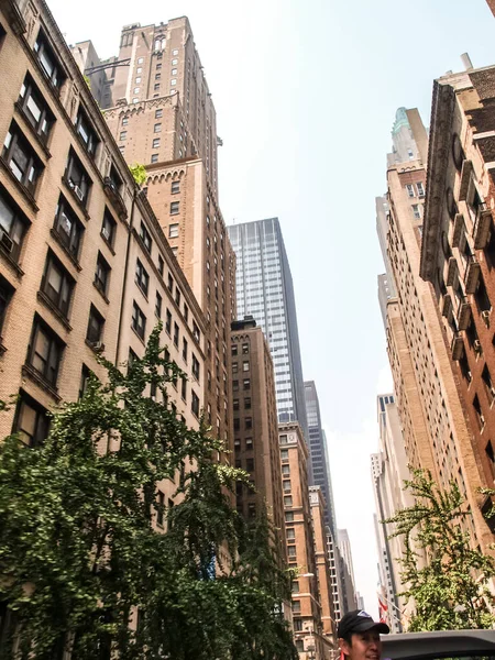 Nova York vista de rua com edifícios históricos modernos e antigos — Fotografia de Stock