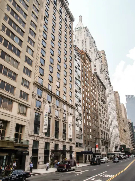 New York street view con vecchi e moderni edifici storici — Foto Stock