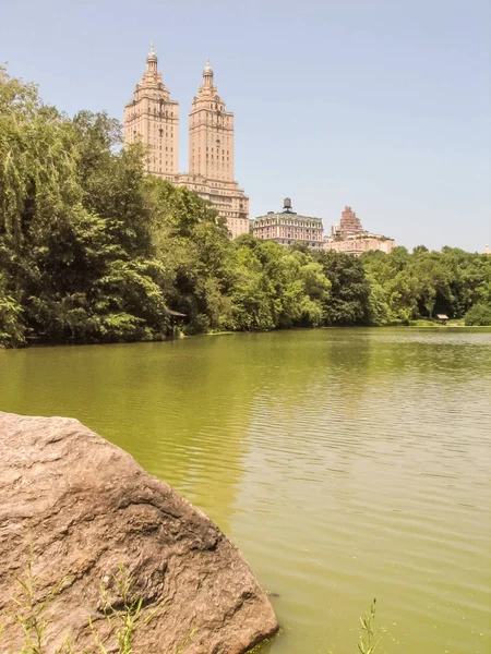 Vista de la calle de Nueva York con edificios históricos modernos y antiguos — Foto de Stock